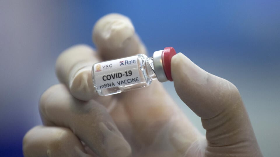 EBE 4 Bangkok - V Thajsku začali v sobotu testovať vakcínu proti novému druhu koronavírusu na opiciach po tom, čo ju úspešne otestovali na myšiach. Na snímke laboratórny technik drží ampulku s vakcínu proti novému druhu koronavírusu určenou na testovanie v Národnom centre pre výskum primátov v Bangkoku 23. mája 2020. FOTO TASR/AP
A lab technician holds a bottle containing results for COVID-19 vaccine testing at the National Primate Research Center, run by Chulalongkorn University in Saraburi Pro