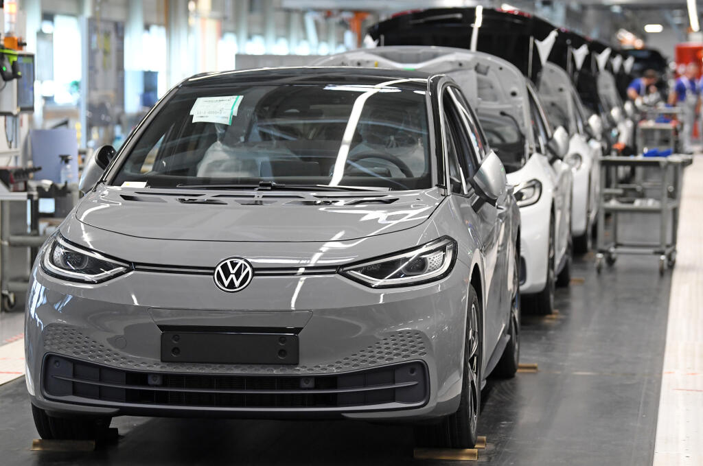 KK48 archív Zwickau - Na archívnej snímke z 23. apríla 2020 elektromobil ID.3 značky Volkswagen počas posledných úprav v závode v nemeckom Zwickau. Značka Volkswagen chce získať späť stratené podiely na trhu prostredníctvom nových lacných elektromobilov. Tieto nové modely plánuje uviesť do predaja v najbližších troch rokoch. FOTO TASR/DPA
ARCHIV - 23.04.2020, Sachsen, Zwickau: Fast fertige ID.3 laufen im Fahrzeugwerk von VW in Zwickau durch die Endmontage. (zu dpa: «Kfz-Gewerbe erwartet mit Zöll