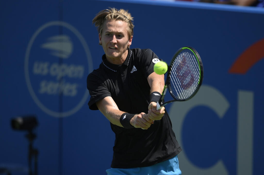 WA 61 Washington - Americký tenista Sebastian Korda odvracia úder Taliana Jannika Sinnera v osemfinále mužskej dvojhry na turnaji ATP vo Washingtone 5. augusta 2021. Sinner vyhral dvakrát 7:6.