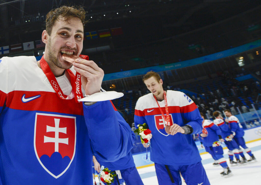 Slovenskí hokejisti spôsobili u nás po zisku bronzových medailí zo ZOH po víťazstve nad Švédskom 4:0 v semifinále doslova hystériu šťastia.