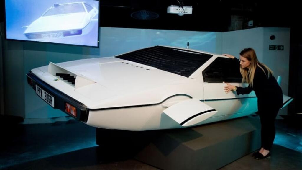 Lotus Esprit vo filmovej verzii Wet Nellie