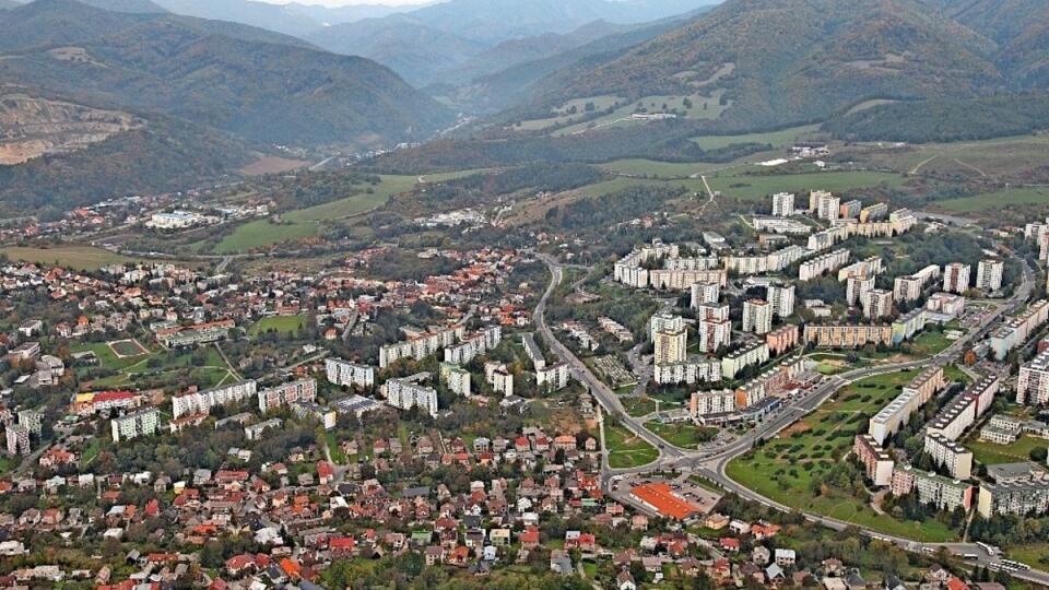 Letecký pohľad na sídlisko Rudlová-Sásová. Problémom Rudlovej (v časti vľavo dole) je zložitý terén a stiesnené podmienky na vybudovanie kanalizácie.