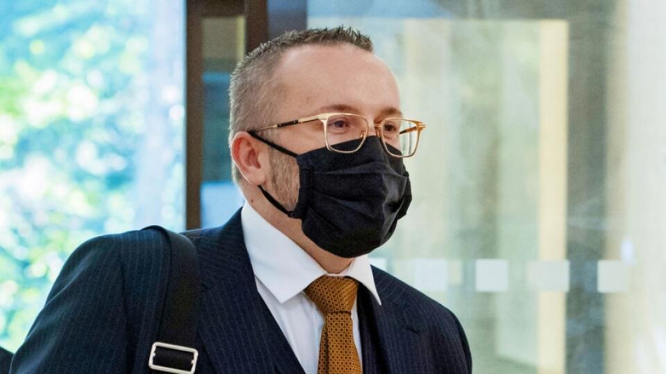 VYŠETROVATEĽ SI PRI EXŠÉFOVI SIS ZAPCHÁVA UŠI
V iných prípadoch chce polícia vedieť o spáchaní trestného činu všetko.