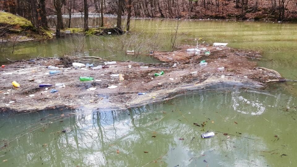 Po vodnej nádrži Domaša pláva množstvo odpadkov. 