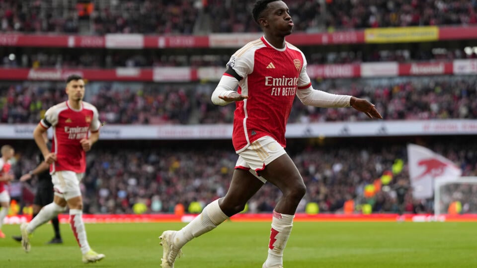 KK68 Londýn - Futbalista Eddie Nketiah z Arsenalu Londýn sa raduje z gólu počas zápasu 10. kola anglickej Premier League FC Arsenal - Sheffield United 28. októbra 2023 v Londýne. FOTO TASR/AP
Arsenal's Eddie Nketiah celebrates after scoring his side's second goal during the English Premier League soccer match between Arsenal and Sheffield United at Emirates Stadium in London, Saturday, Oct. 28, 2023.(AP Photo/Kirsty Wigglesworth)
