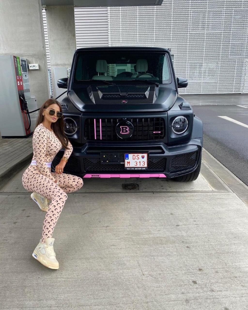 Miluje silné autá. Najnovšie si kúpila Mercedes Brabus
