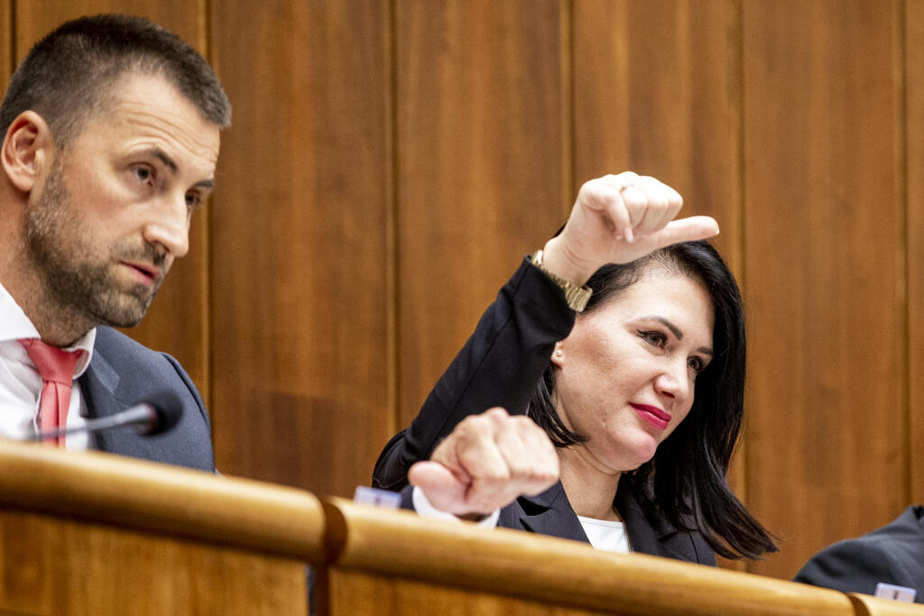 Na začiatku pandémie v roku 2020 Janka Bittó Cigániková (SaS) podporovala ministra Marka Krajčího a obhajovala jeho kroky. Dnes patrí k jeho najväčším kritikom. Vytýka mu, že nezvládol manažovať pandémiu koronavírusu.
