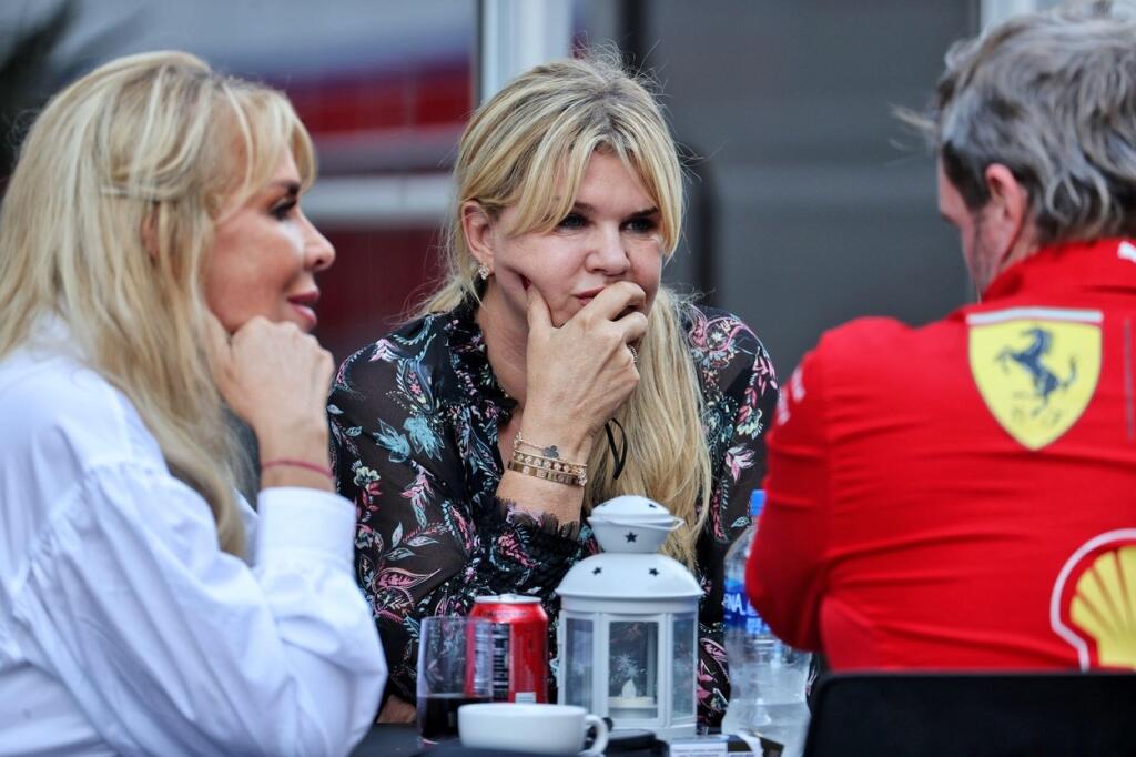 Corinna Schumacherová (v strede) sa nahodila do zlatých šperkov a na okruhu sa stretla so starými známymi.