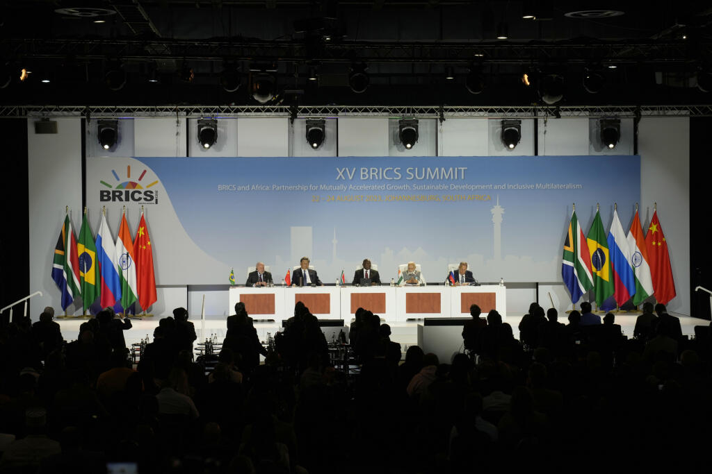 KK57 Johannesburg - Na snímke zľava brazílsky prezident Inácio Lula da Silva, čínsky prezident Si Ťin-pching, prezident JAR Cyril Ramaphosa, indický premiér Nárendra Módí a ruský minister zahraničných vecí Sergej Lavrov počas záverečného dňa trojdňového summitu BRICS v Johannesburgu 24. augusta 2023. Blok rozvojových ekonomík BRICS vo štvrtok pozval do svojich radov šesť nových krajín. Ide o Argentínu, Egypt, Etiópiu, Irán, Saudskú Arábiu a Spojené arabské emiráty (SAE). FOTO TASR/AP


South Afr