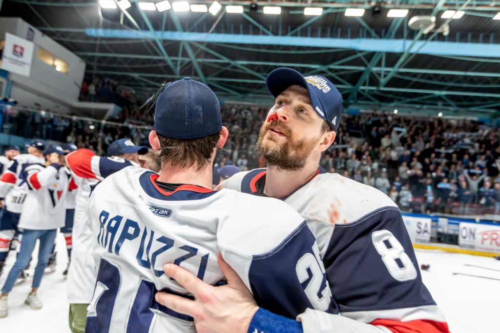 Hokejisti HC Slovan Bratislava zvíťazili v šiestom zápase finále Kaufland play off Tipos extraligy 2021/2022 a získali titul majstra SR. Šiesty zápas vyhrali s HK Nitra 5:2 a celú sériu 4:2 na zápasy. Na snímke je kapitán HC Slovan Michal Sersen.