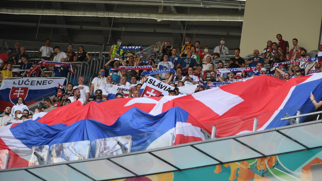 Na snímke slovenskí fanúšikovia pred zápasom E-skupiny na majstrovstvách Európy vo futbale Švédsko - Slovensko 18. júna 2021 v Petrohrade. FOTO TASR - Martin Baumann