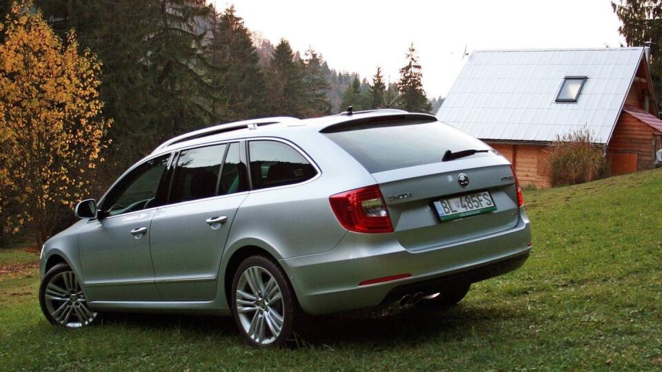 Škoda Superb Combi 2.0 TDI 4x4 vo výbave Elegance.