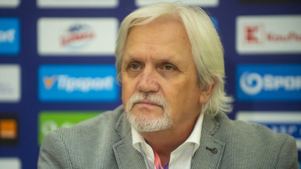 Na snímke člen výkonného výboru Slovenského zväzu ľadového hokeja (SZĽH) Rudolf Hrubý počas tlačovej konferencie k výsledkom volebného Kongresu SZĽH 9. mája 2022 v Bratislave. FOTO TASR - Jakub Kotian