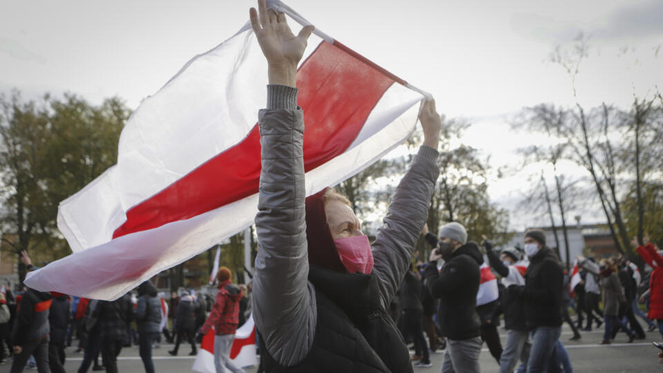 EBE 38 Minsk - Na snímke ľudia so starými bieloruskými štátnymi vlajkami pochodujú počas zhromaždenia opozície na protest proti proti výsledkom augustových prezidentských volieb v bieloruskom Minsku v nedeľu 18. októbra 2020. FOTO TASR/AP
People with old Belarusian national flags march during an opposition rally to protest the official presidential election results in Minsk, Belarus, Sunday, Oct. 18, 2020. Hundreds of thousands of Belarusians have been protesting daily since the Aug. 9 president