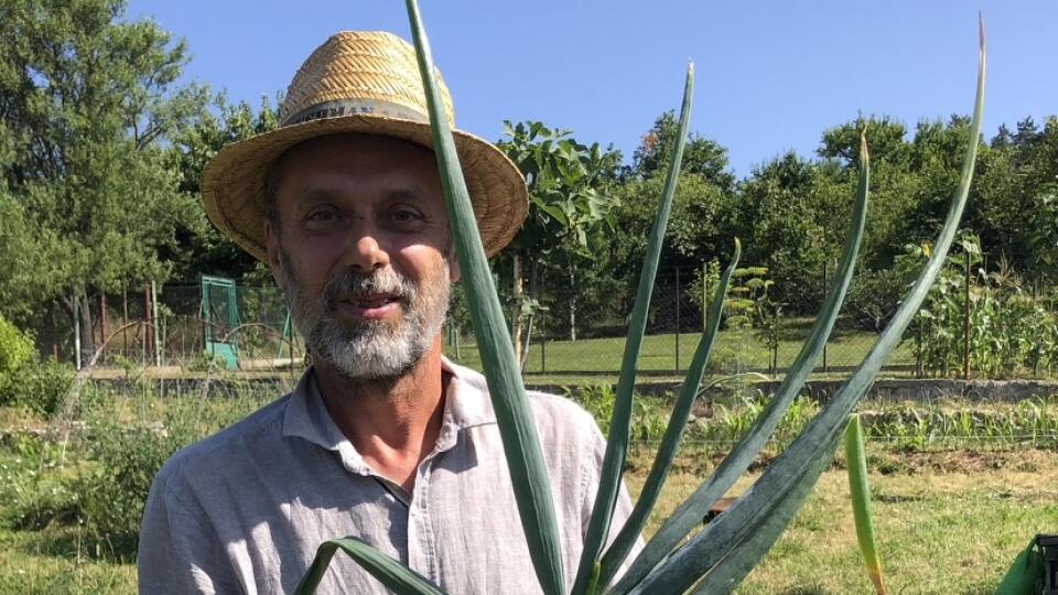 “Takže po celom Slovensku už existuje množstvo týchto záhonov. Keďže na Slovensku k tomu neexistuje žiadna literatúra, rozhodol som sa, že knižku pripravím ja a už čoskoro by mala byť hotová. Robievam tiež workshopy a pozývajú ma na rôzne prednášky,” dodáva.