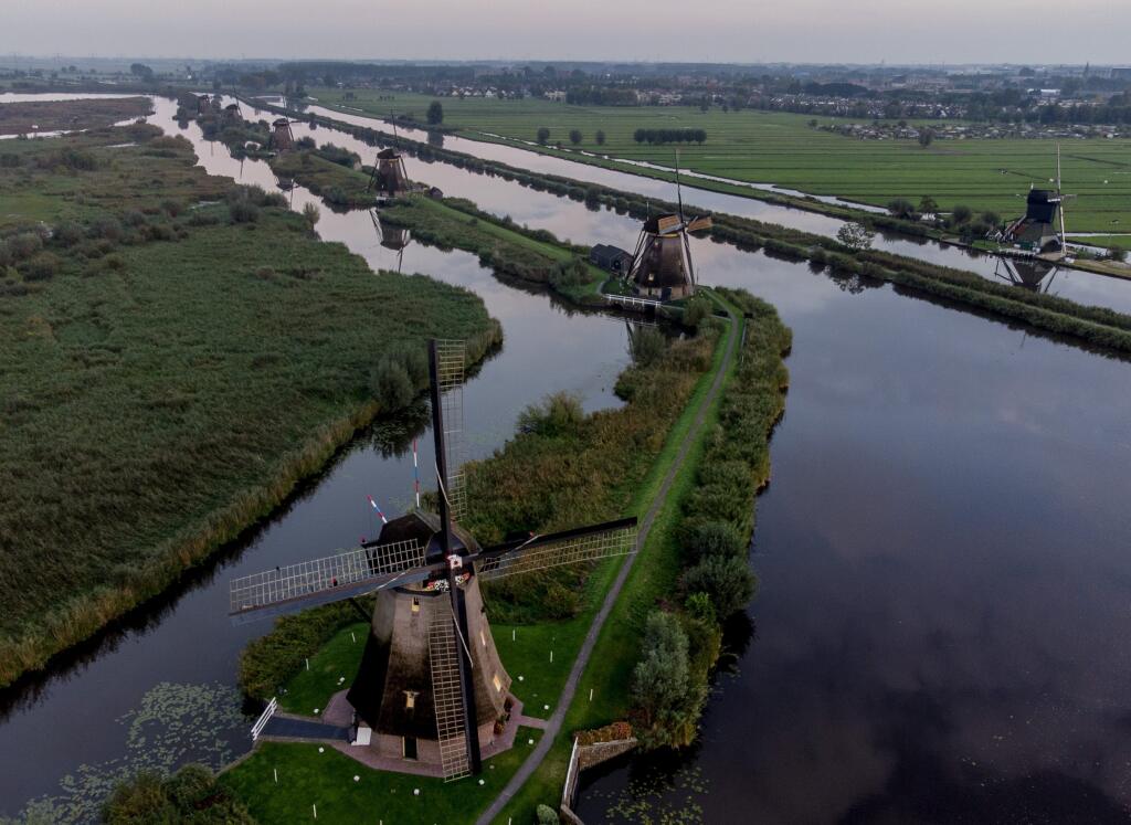 JB 33 Kinderdijk - Veterné mlyny v holandskom
mestečku Kinderdijk 8. októbra 2021. Tieto mlyny sú súčasťou 19 mlynov postavených v 18. storočí v dĺžke 15 km južne od Rotterdamu. FOTO TASR/AP 

Windmills are seen in Kinderdijk, Netherlands, Friday, Oct.8, 2021. The windmills are part of 19 mills built in the 18th century about 15 kilometers (8 miles) south of Rotterdam. (AP Photo/Michael Probst)