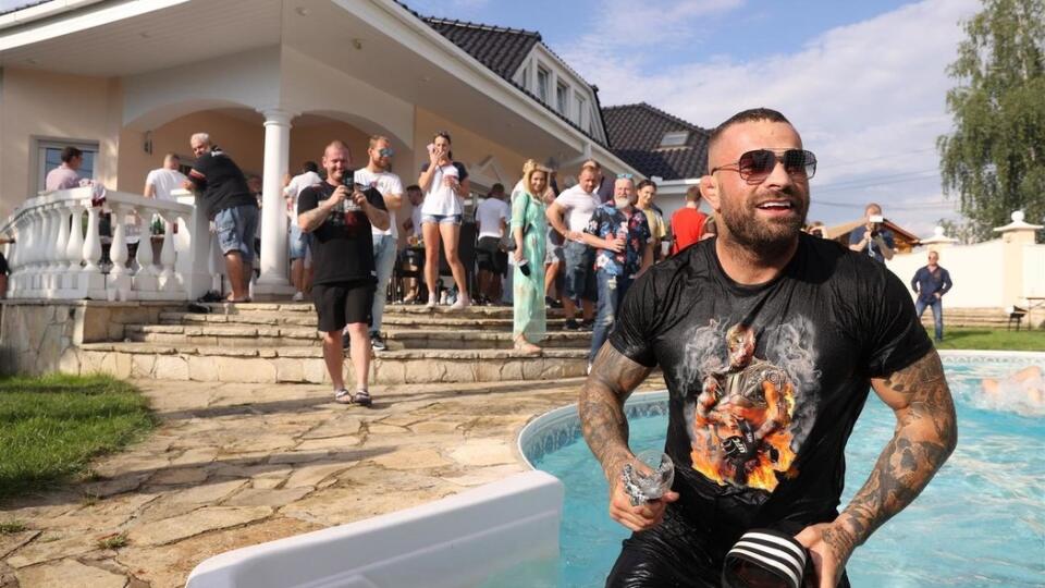 Legendárny český MMA zápasník Karlos Vémola počas víkendu v predstihu oslávil 35. narodeniny vo svojom luxusnom sídle v Prahe.