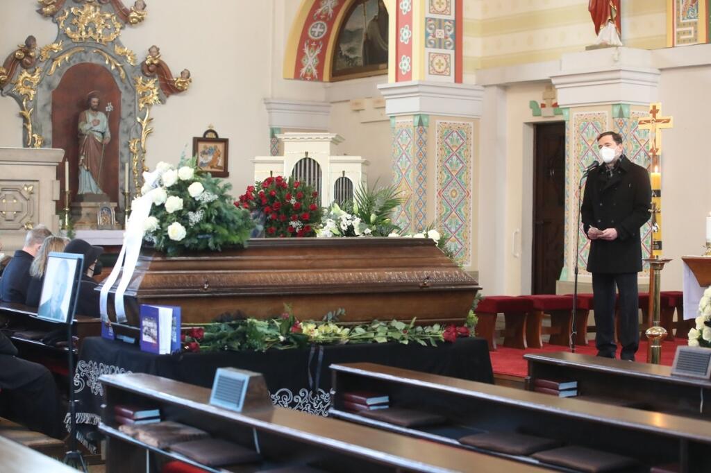 Na pohrebe Černého sa smútiacim prihovoril Robert Záruba.