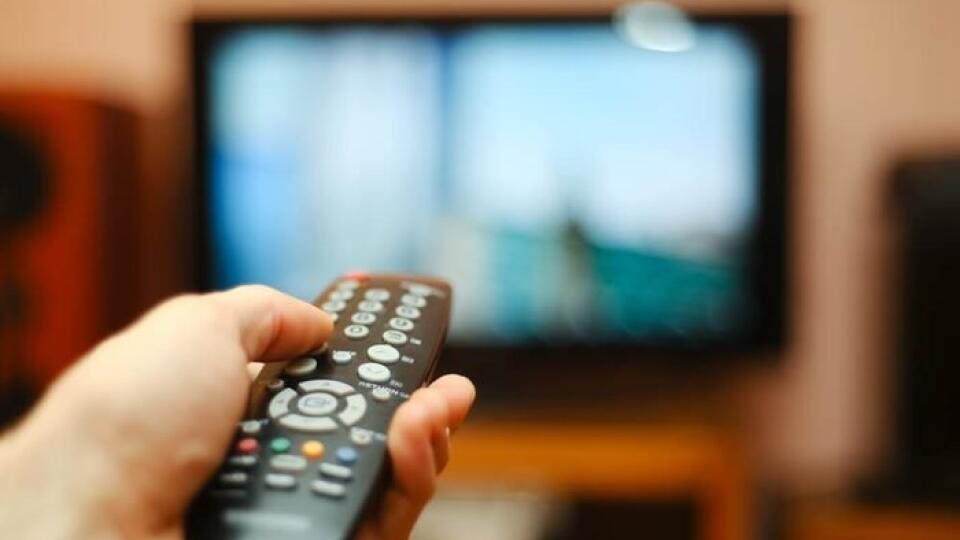Sledovanie televízie.