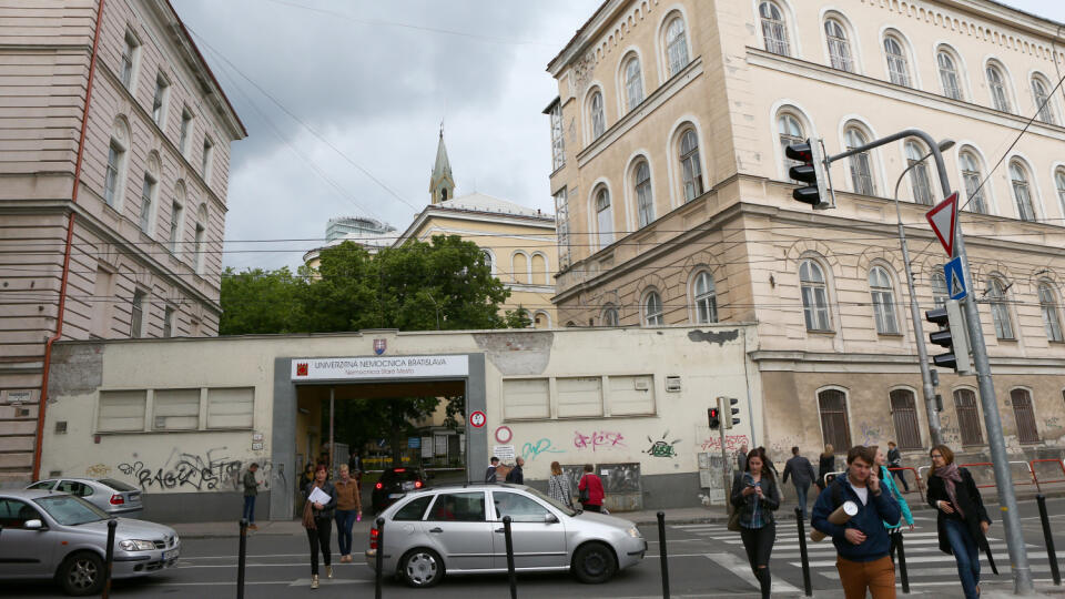 V prieskume poistovne Dovera o kvalite poskytovania zdravotnej starostlivosti zvitazila nemocnica Sv. Michala v Bratislave. Najhoršie dopadla univerzitna nemocnica. Na snimke je vstup do arealu Univerzitnej nemocnice v Bratislave na Miczkiewicovej ulici.
