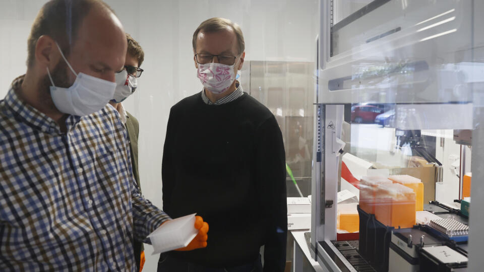 Na snímke technici a vedci SAV počas testovania a inštalovania špeciálneho prístroja na testovanie vzoriek pre Biomedecínske centrum SAV. Bratislava, 20. mája 2020. FOTO TASR - Michal Svítok