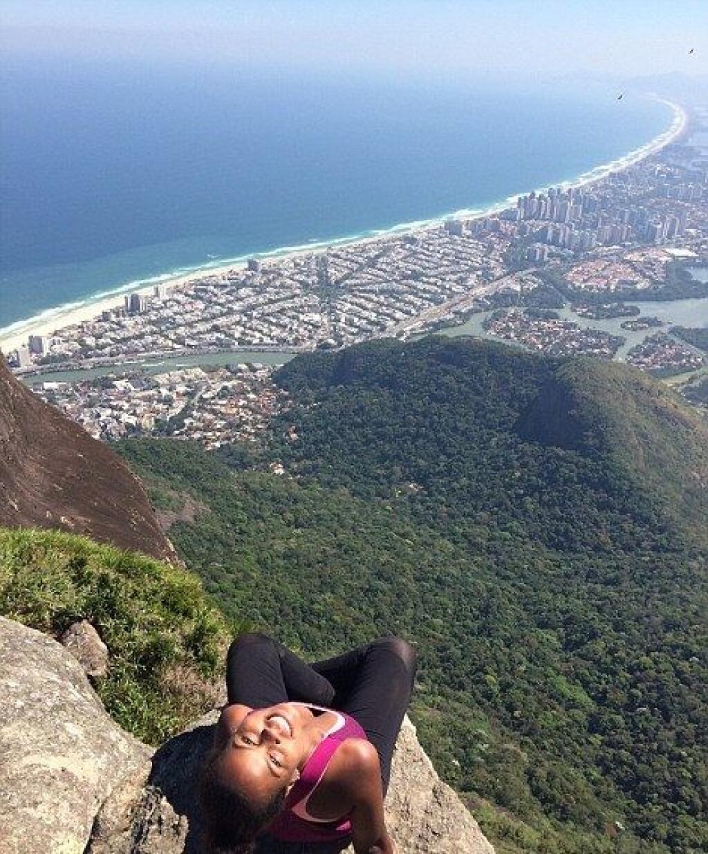 Самая опасная фотка. Скала Педра-да-Гавеа. Педра-да-Гавеа, Бразилия. Педра де Гавеа скала в Рио. Скала Педра-да-Гавеа, Бразилия.