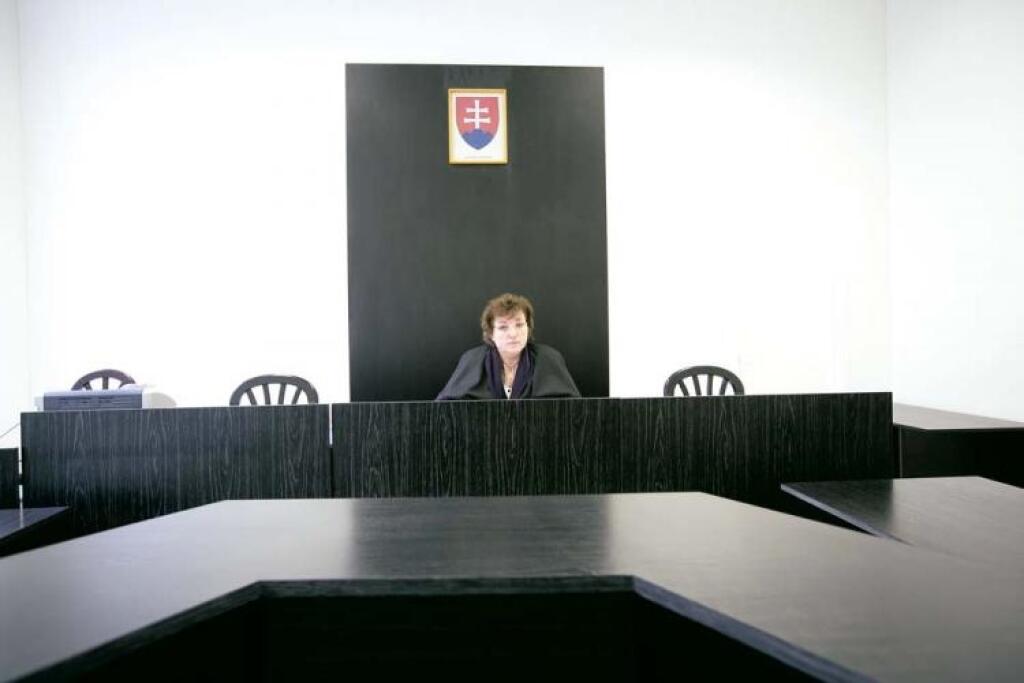 Súdy na kolenách