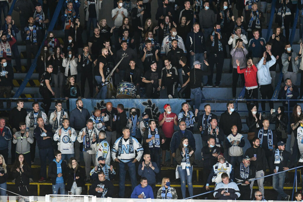 Na snímke fanúšikovia Nitry v zápase 1. kola hokejovej Tipos extraligy medzi HK Nitra a HC Košice 24. septembra 2021 v Nitre. FOTO TASR - Henrich Mišovič