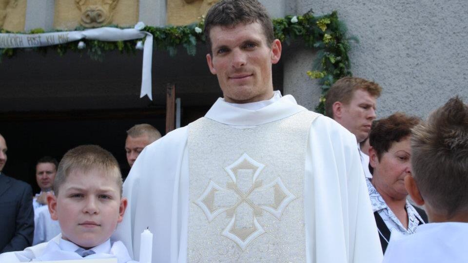 Tomuto už odzvonilo. Autori kontroverznej knihy dostali od vedenia stopku!
