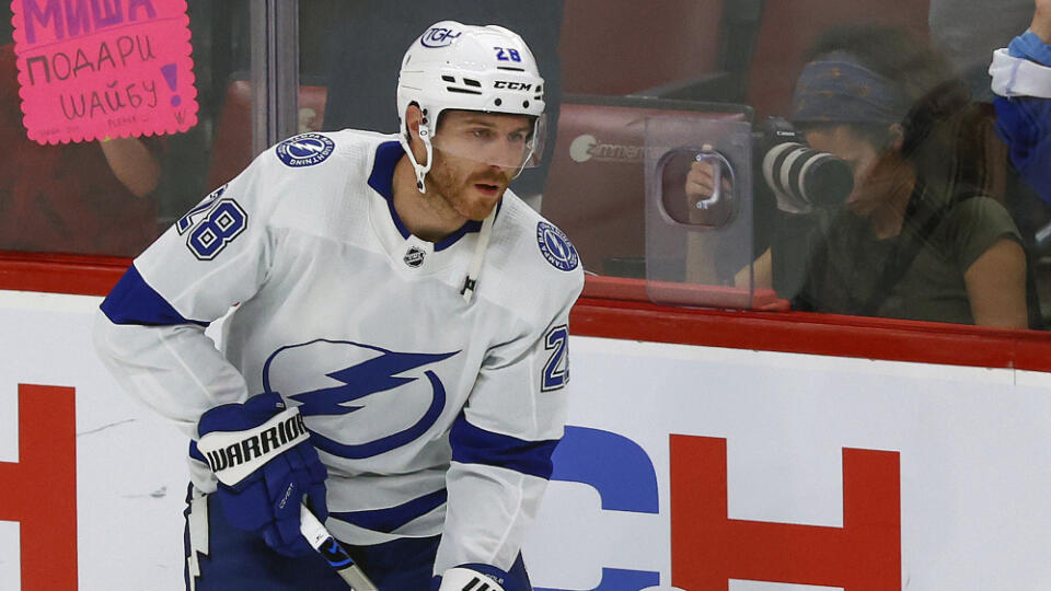 Tampa Bay Lightning dočasne suspendoval svojho hráča Iana Colea