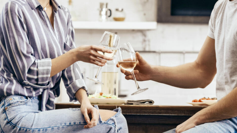 Handsome,Boyfriend,And,Attractive,Girlfriend,Holding,Wine,Glasses