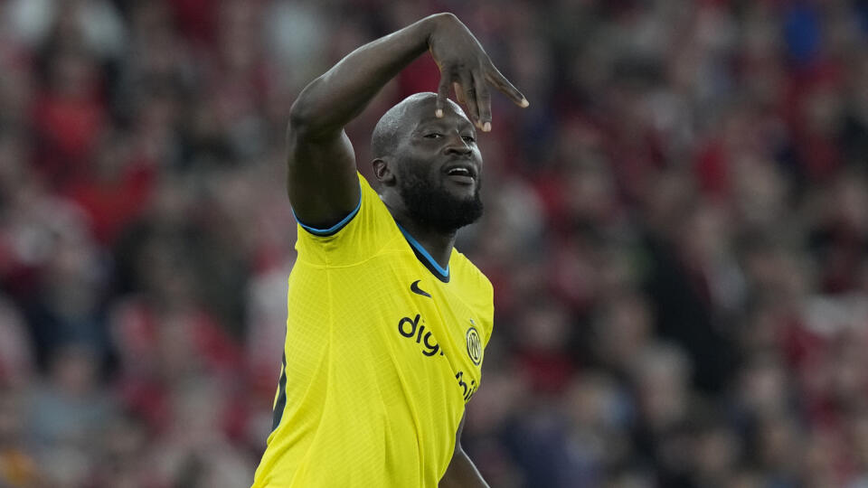 KK5 Lisabon - Hráč Interu Miláno Romelu Lukaku sa teší z gólu počas prvého zápasu štvrťfinále Ligy majstrov Benfica Lisabon - Inter Miláno 11. apríla 2023 v Lisabone. FOTO TASR/AP
Inter Milan's Romelu Lukaku celebrates after scoring his side's second goal during the Champions League quarter final first leg soccer match between Benfica and Inter Milan at Luz stadium in Lisbon, Tuesday, April 11, 2023. (AP Photo/Armando Franca)