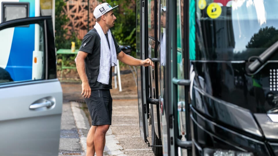 Na snímke je slovenský cyklista Peter Sagan ako odchádza z hotela v meste Nimes potom, ako odstúpil z Tour de France. 