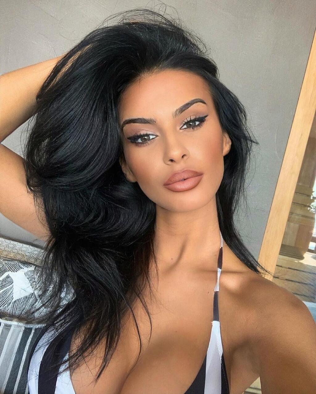 Sexi Angiela Šimačová sa rada chváli svojimi prsiami aj guľatým zadočkom.