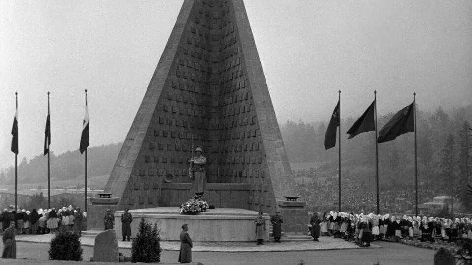 Na archívnej snímke zo 4. októbra 1949 slávnostné odhalenie pamätníka a otvorenie národného cintorína v Duklianskom priesmyku. 