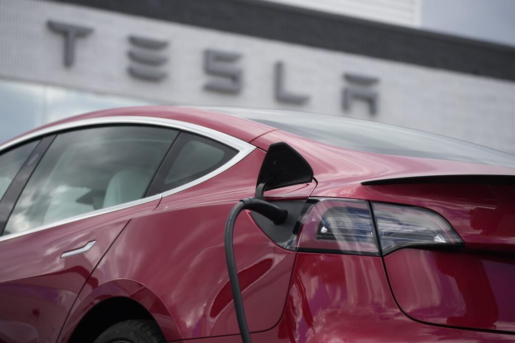 KK15 archív Littleton - Na archívnej snímke z 27. júna 2021 Tesla Model 3 v americkom Littletone. Americký výrobca elektrických áut Tesla oznámil za 4. kvartál minulého roka rekordný objem dodávok a rekord vykázala firma aj za celý rok, keď na trh dodala takmer milión vozidiel. Prispela k tomu najmä produkcia v Číne, ktorú Tesla zvýšila napriek pokračujúcim problémom s dodávkami čipov. V obidvoch prípadoch tak automobilka vysoko prekonala očakávania. FOTO TASR/AP
FILE - A 2021 Model 3 sedan char
