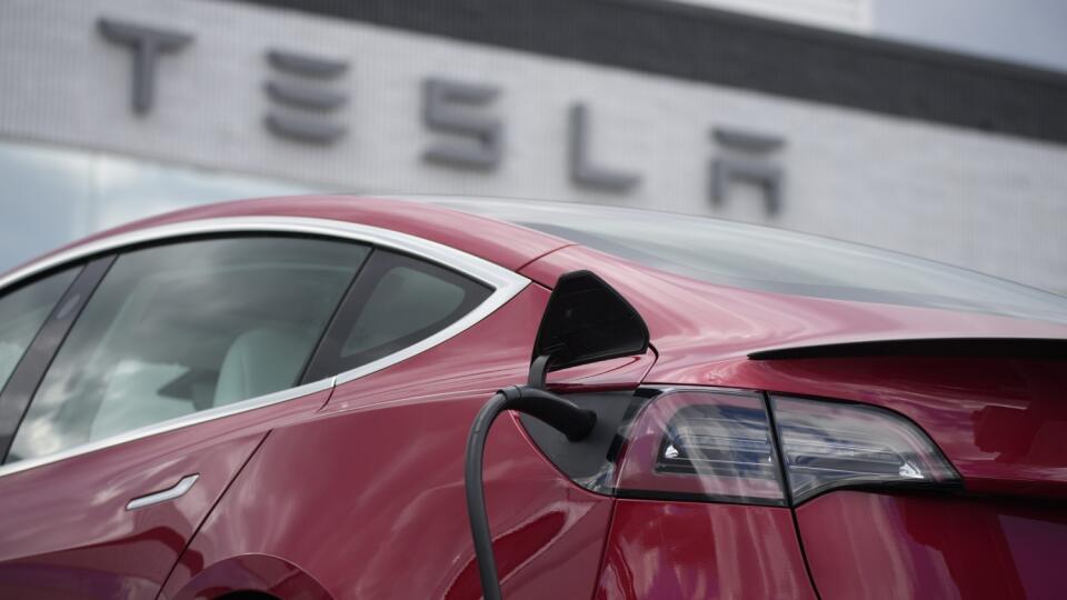KK15 archív Littleton - Na archívnej snímke z 27. júna 2021 Tesla Model 3 v americkom Littletone. Americký výrobca elektrických áut Tesla oznámil za 4. kvartál minulého roka rekordný objem dodávok a rekord vykázala firma aj za celý rok, keď na trh dodala takmer milión vozidiel. Prispela k tomu najmä produkcia v Číne, ktorú Tesla zvýšila napriek pokračujúcim problémom s dodávkami čipov. V obidvoch prípadoch tak automobilka vysoko prekonala očakávania. FOTO TASR/AP
FILE - A 2021 Model 3 sedan char