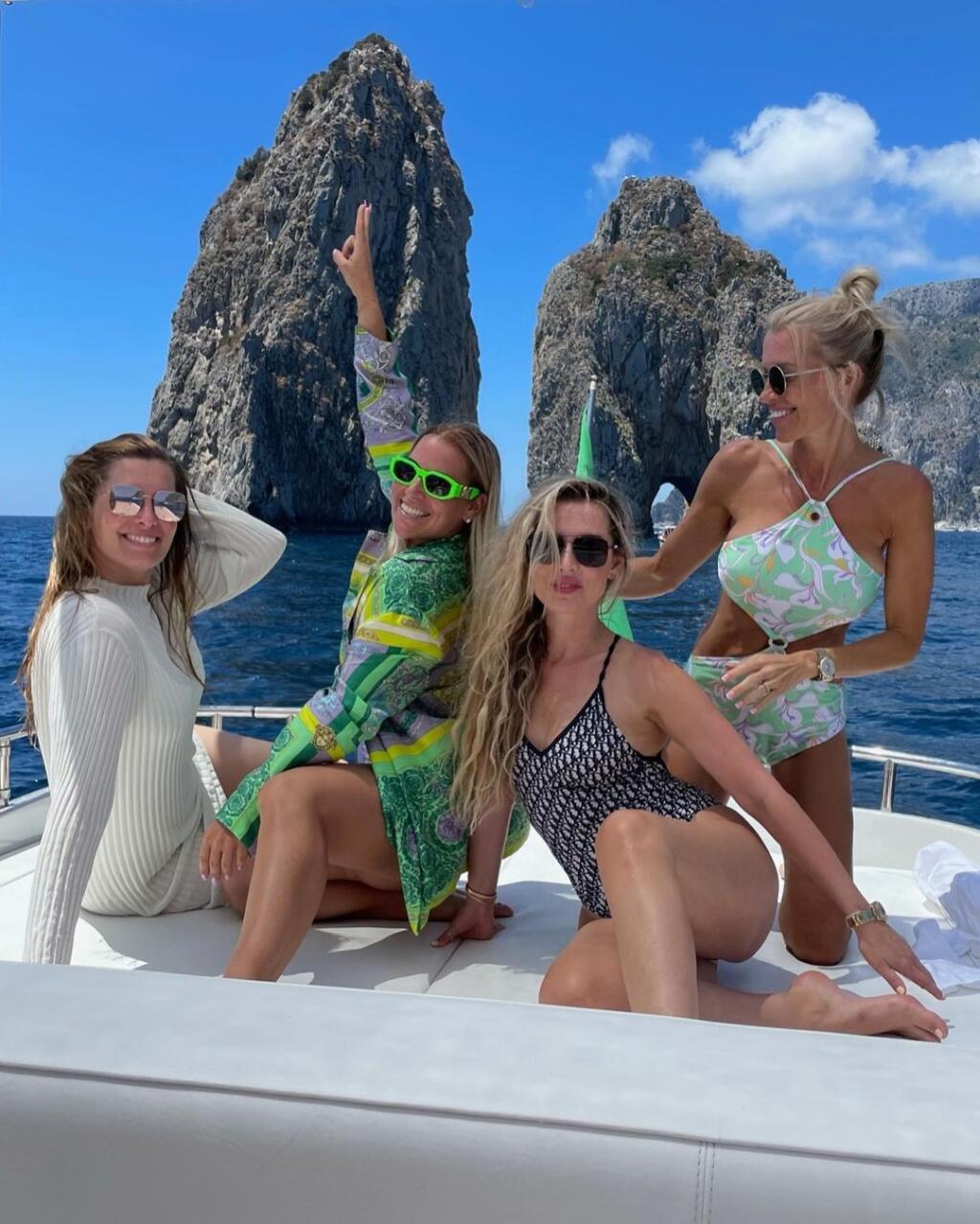 Cibulková si užívala na Capri s manželom Michalom aj s kamarátkami. Spoločnosť jej robili modelka Barbora Franeková, zakladateľka estetickej kliniky Natália Selveková či maliarka Zdenka Tajbošová.