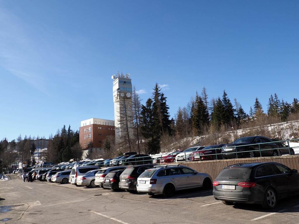 Pobyt na čerstvom vzduchu odporúčajú aj epi-demiológovia. Určite však nie v dave, aký sme videli na Štrbskom Plese.