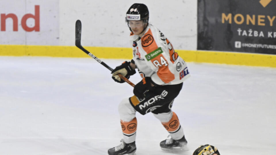 Na snímke sprava brankár Roman Durný (Dukla) a Joona Jääskeläinen (Košice) počas zápasu v predohrávke 28. kola Tipos extraligy HK Dukla Trenčín - HC Košice, 12. januára 2023 v Dubnici nad Váhom. FOTO TASR - Radovan Stoklasa