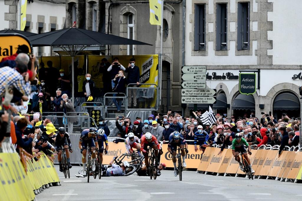 Peter Sagan spadol pred cieľom 3. etapy Tour de France.