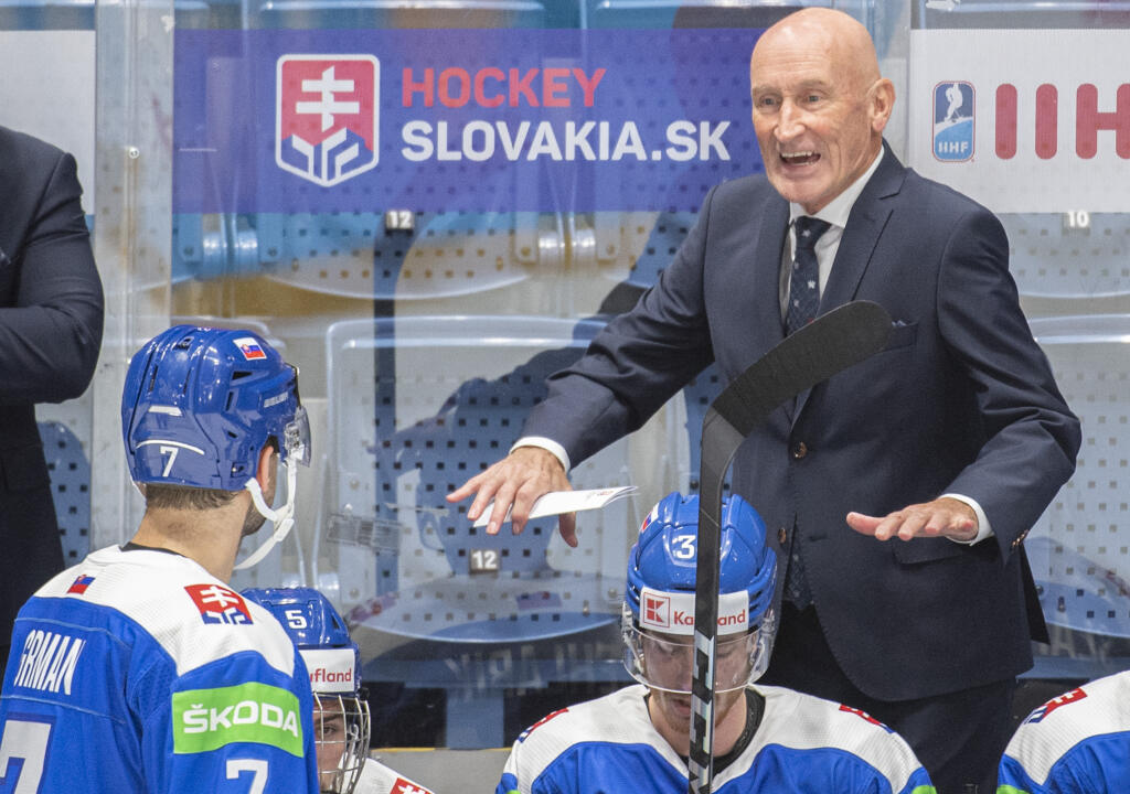 Tréner slovenskej hokejovej reprezentácie Craig Ramsey a vľavo Mário Grman v poslednom zápase D-skupiny Slovensko - Bielorusko na kvalifikačnom turnaji o postup na ZOH2022 v Pekingu v Bratislave v nedeľu 29. augusta 2021. FOTO TASR - Martin Baumann