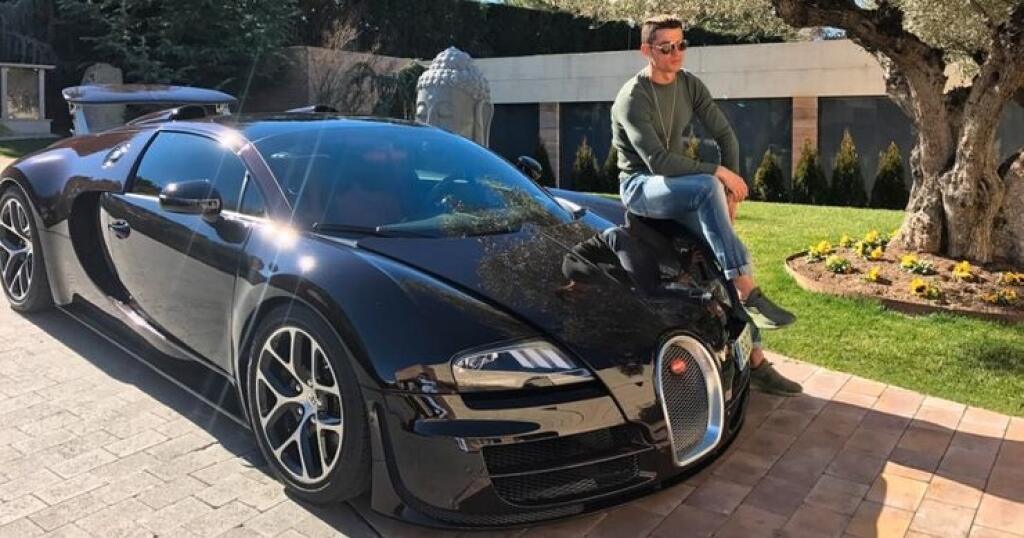 Vozový park Cristiana Ronalda stojí za to. Aj takéto luxusné tátoše mu parkovali, či parkujú v garáži.
