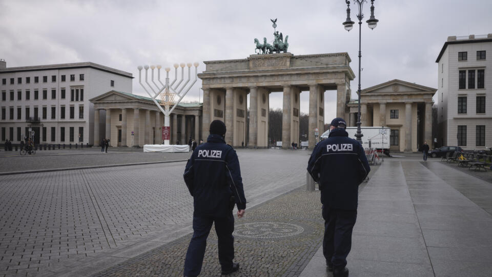 JB 36 Berlín - Policajti hliadkujú na prázdnom námestí Pariser Platz pred Brandenburskou bránou v Berlíne 16. decembra 2020 počas prvého dňa národného lockdownu.