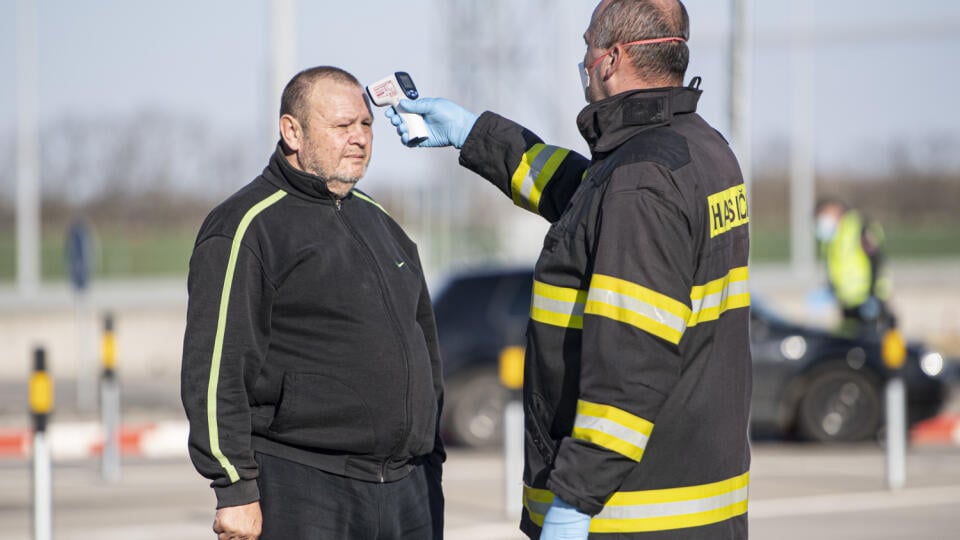 Na Slovensku platí od stredy polnoci zákaz vychádzania. Na opustenie domova budete potrebovať výnimku. Ilustračné foto