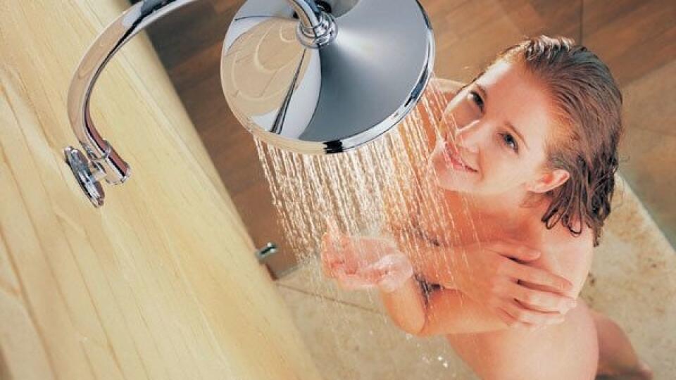Покажи как женщины моются. Девочки в душе. Фотосессия под душем. Девочка моется в душе.
