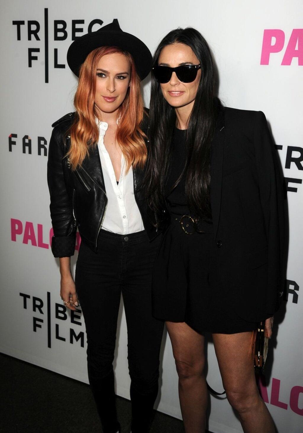 Rumer s mamou Demi.