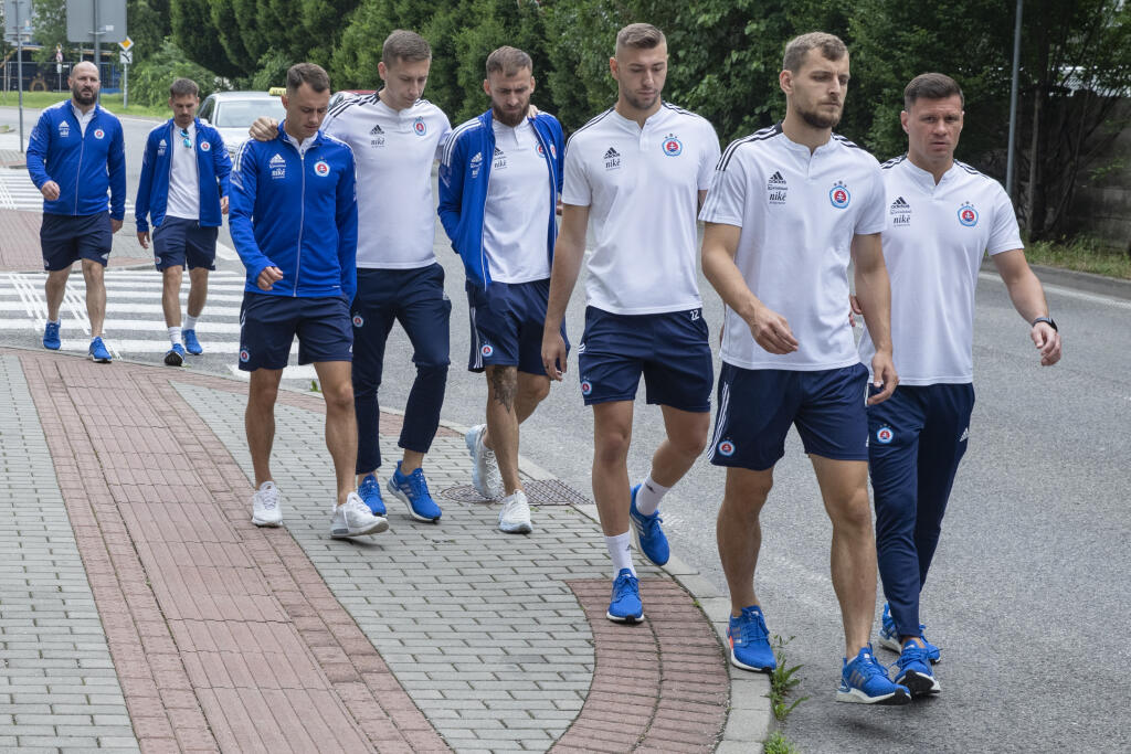 Hráči ŠK Slovan Bratislava počas odchodu na sústredenie v Rakúsku.