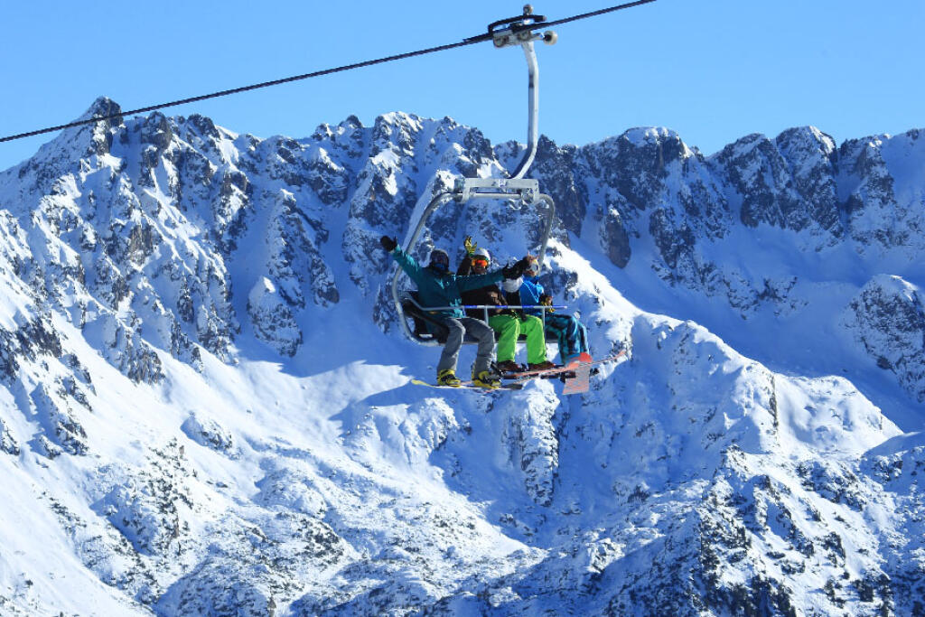 Bansko je od hlavného mesta Bulharska Sofia vzdialené len 150 km a za pár rokov sa z neho stalo najznámejšie a najmodernejšie zimné stredisko východnej Európy.