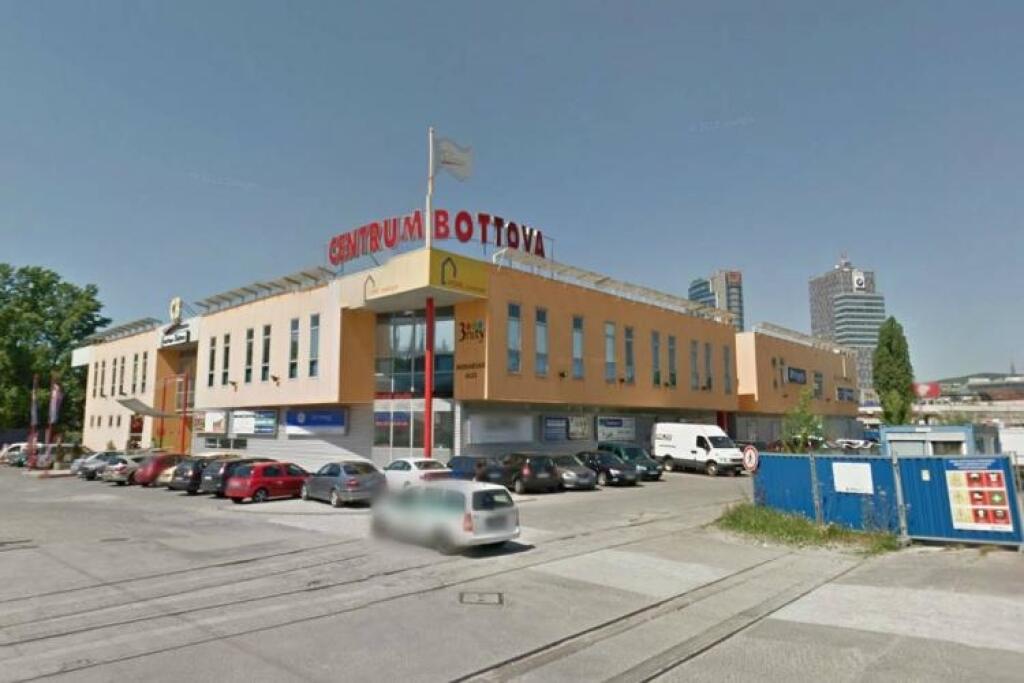 HB Reavis kúpil nešťastné centrum Bottova
